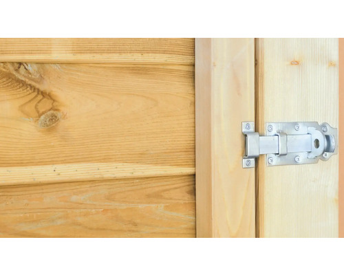 Detailansicht eines Holzschuppens mit Riegel