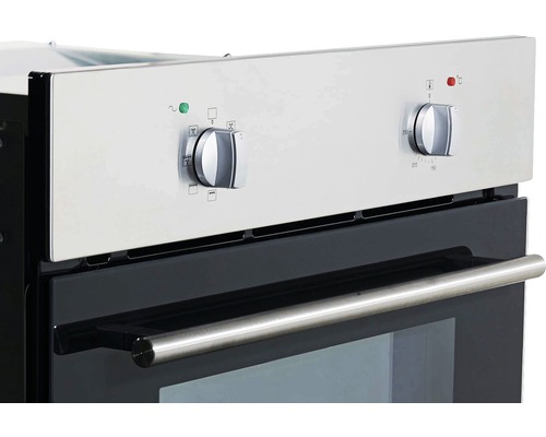 Gros plan d''un four avec boutons rotatifs pour la sélection de la température et des fonctions