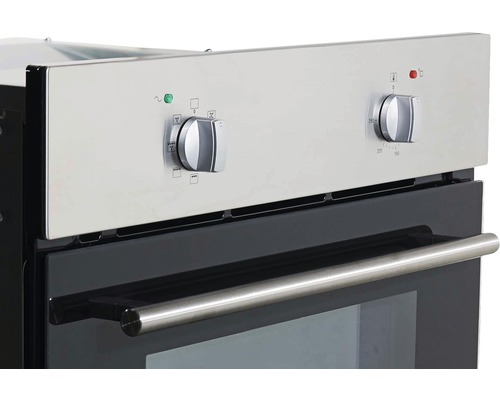 Gros plan d''un four avec boutons rotatifs et poignée