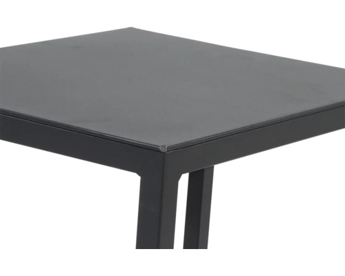 Detailansicht eines Gartentisches mit Tischplatte