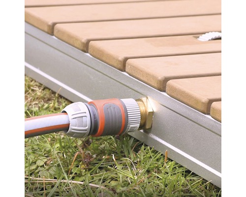 Raccord de tuyau d''arrosage sur une douche de terrasse