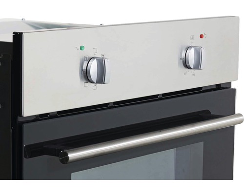 Gros plan d''un four encastrable avec boutons de commande et thermostat