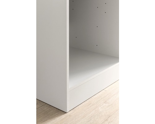 Vue détaillée d''un meuble de cuisine blanc sur un plancher en bois.