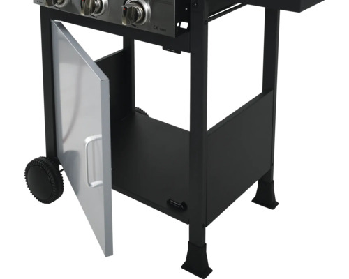 Detailansicht von einem Gasgrill mit offener Tür und Ablagefläche