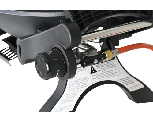 Detailaufnahme eines Gasgrills mit Bedienelementen und Anschlüssen