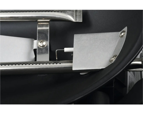 Detailaufnahme eines Gasgrillbrenners mit Zündung