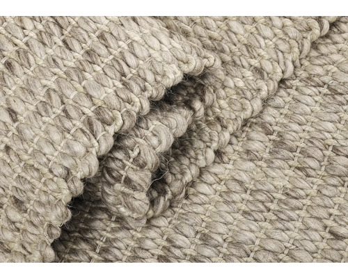 Gros plan d''un tapis de couleur claire avec une structure tissée grossière