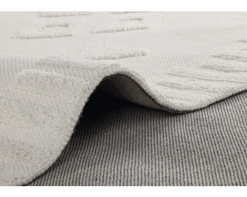 Detailansicht eines Teppichs mit Texturmuster und gewebter Unterseite