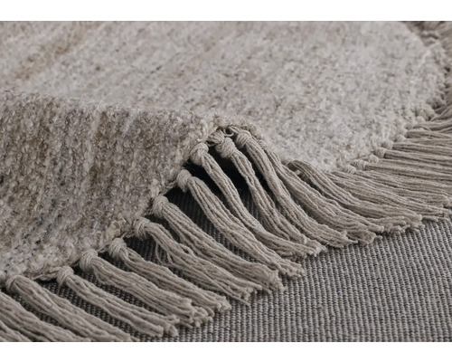 Detailansicht eines runden Teppichs mit Fransen