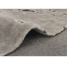 Vue détaillée d''un tapis gris avec motif abstrait