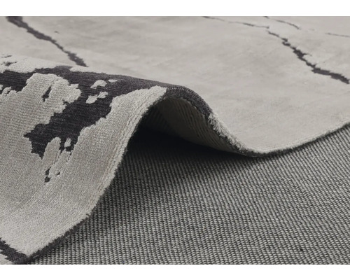 Detailansicht eines grauen Teppichs mit abstraktem Muster