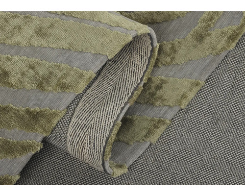 Vue détaillée d''un tapis avec un motif rayé