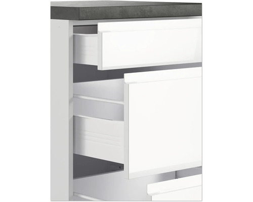 Gros plan d''un meuble de salle de bain blanc avec des tiroirs ouverts et un plan de travail gris