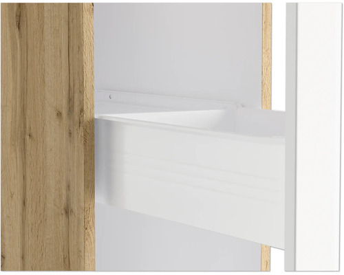 Detailansicht eines weißen Regals mit Holzelementen