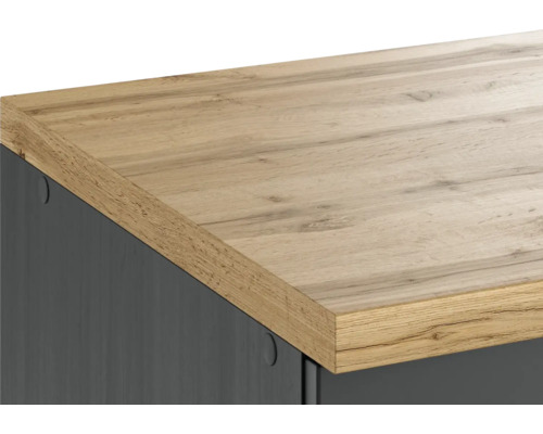 Detailansicht einer Arbeitsplatte mit Holzstruktur auf einem Unterschrank