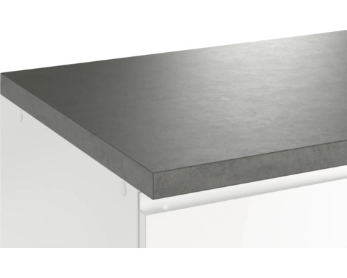 Plan de travail de cuisine sur des armoires de cuisine blanches