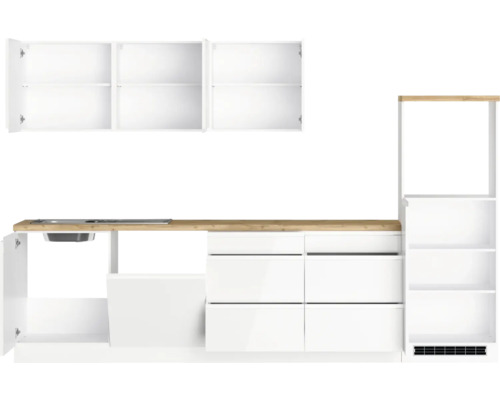 Cuisine linéaire avec évier, tiroirs et placards ouverts et fermés