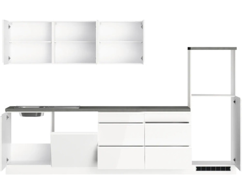 Cuisine équipée avec évier, tiroirs et placards ouverts