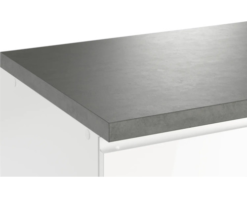 Plan de travail de cuisine aspect béton sur meuble bas blanc