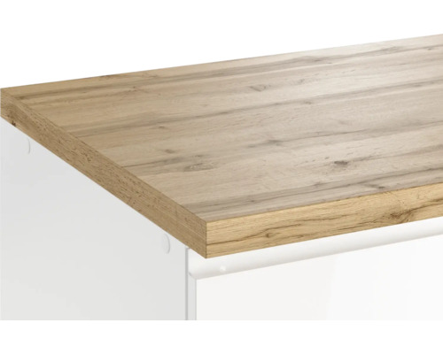 Plan de travail en bois sur meuble bas blanc