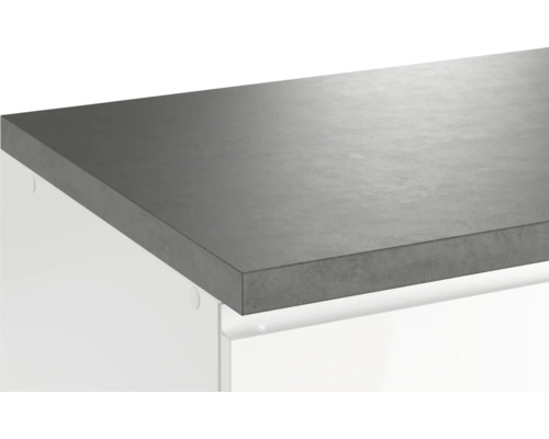 Plan de travail de cuisine en pierre grise sur des armoires blanches