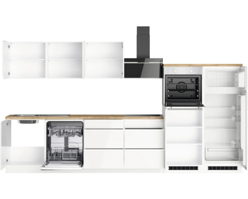 Cuisine claire avec évier, lave-vaisselle, cuisinière, hotte aspirante, four, combiné réfrigérateur-congélateur et placards hauts.