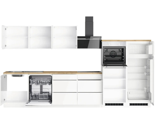 Cuisine moderne avec armoires blanches, évier, lave-vaisselle, hotte aspirante, four et réfrigérateur