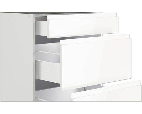 Meuble de salle de bains blanc avec tiroirs ouverts pour un espace de rangement supplémentaire.