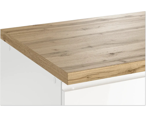 Plan de travail en bois sur un meuble bas blanc