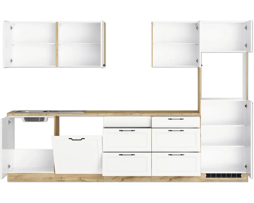 Cuisine équipée avec armoires blanches et plan de travail aspect bois