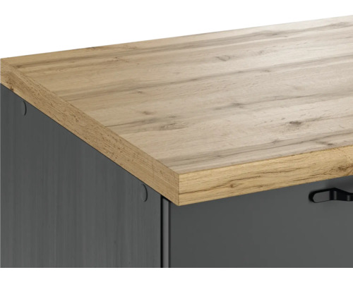 Vue détaillée d''une commode avec surface en bois et poignée