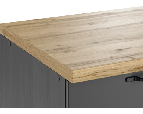 Gros plan d''une commode avec façades grises et plan de travail aspect bois