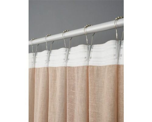 Rideau de douche en tissu avec suspension à anneaux sur une tringle