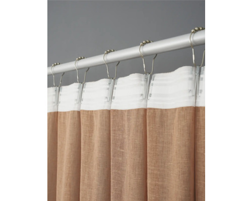 Salle de bains : rideau de douche sur une tringle à rideau de douche avec anneaux de rideau de douche