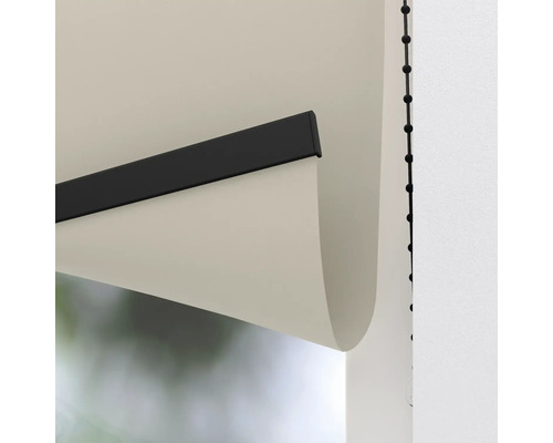 Vue détaillée d''un store enrouleur avec commande à chaînette