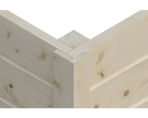 Vue détaillée d''un assemblage d''angle d''une maison en bois avec assemblage rainure et languette.