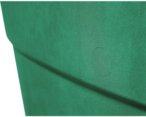 Detailansicht einer grünen Regentonne