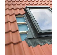 Fenêtre de toit installée dans un toit en tuiles