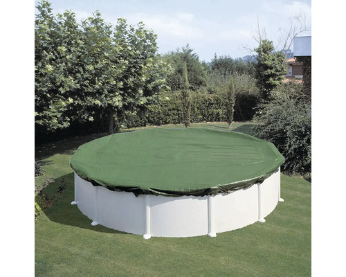 Piscine ronde couverte dans le jardin.
