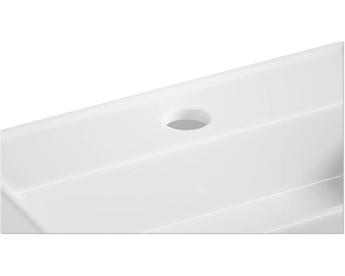 Vue détaillée d''un lavabo blanc avec trou de robinet