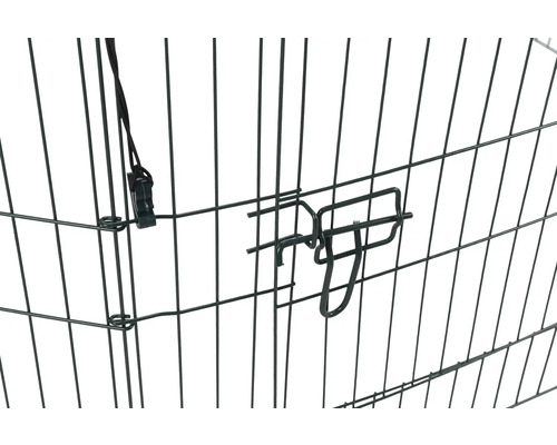 Vue détaillée du fermoir d''un enclos pour chiens en métal