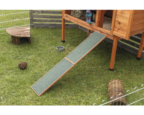 Clapier avec rampe sur une pelouse verte