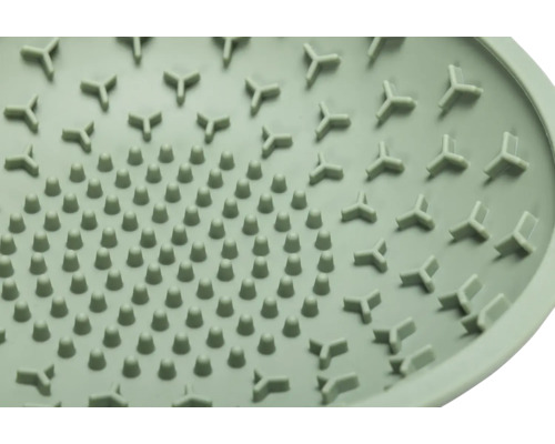 Gros plan d''un couvercle rond avec des picots et des élévations triangulaires.