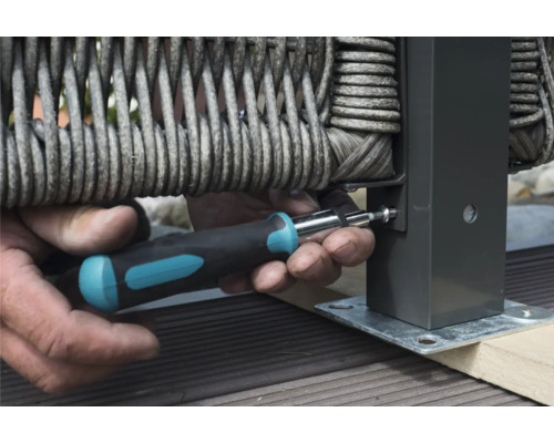 Assemblage d''un meuble de jardin avec un tournevis