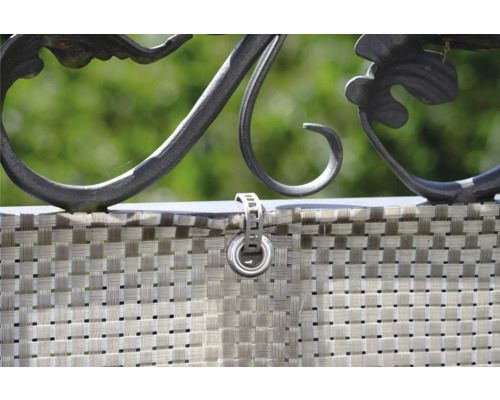 Detailaufnahme eines Flechtzauns mit Befestigung an einem Metallgeländer