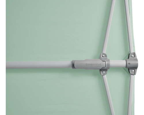 Detailansicht eines Sonnenschirms mit zugehörigem Gestänge und Suncomfort Logo