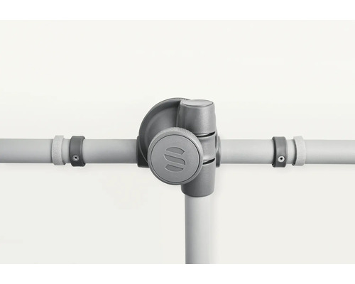 Detailaufnahme eines grauen Heizkörperthermostats mit Regler und Rohren