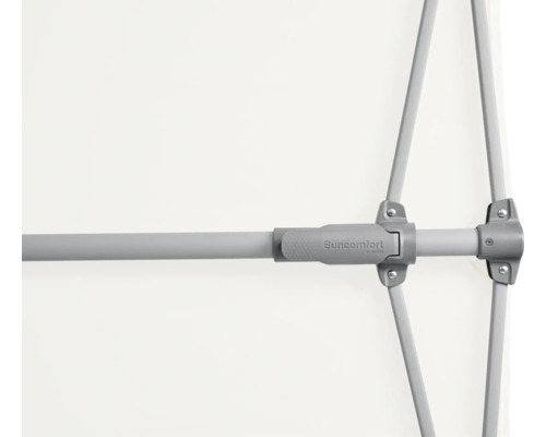 Suncomfort Logo auf einem Sonnenschirmständer.