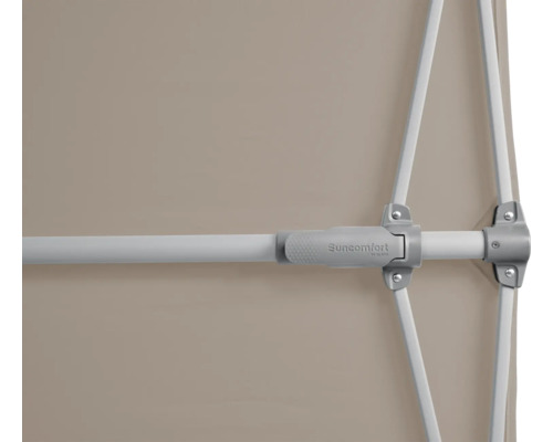 Vue détaillée d''un parasol avec revêtement textile et armature