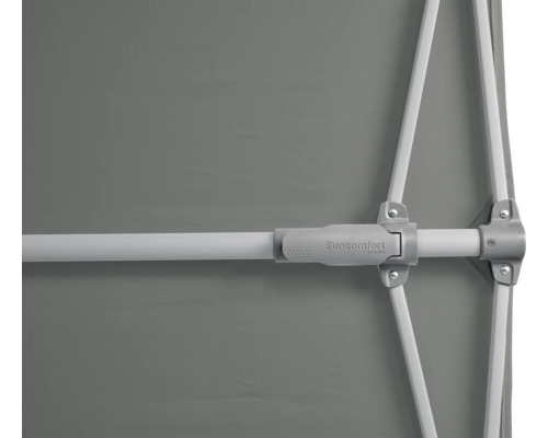 Vue détaillée d''un parasol avec armature et logo Suncomfort.